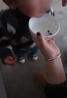 Video Viral : Gila, Ibu Sodorkan Sesendok Kecebong Hidup Ke Mulut Bayi