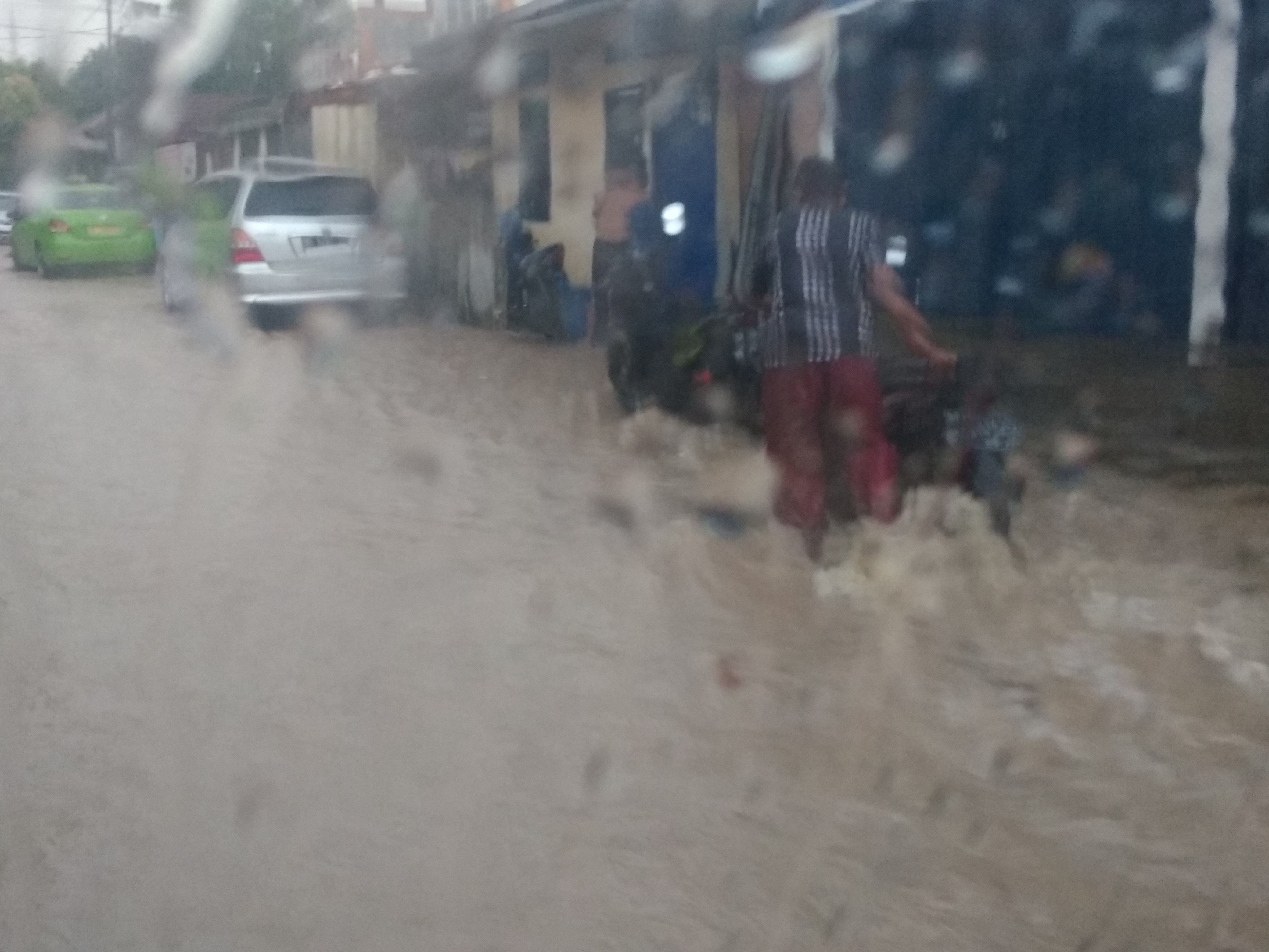 12+ Gambar Hujan Deras Di Depan Rumah Romi Gambar