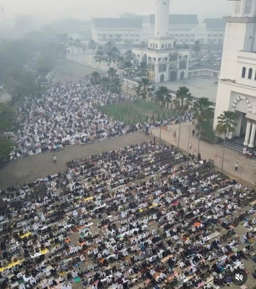 Langit Tak Kunjung Turunkan Hujan, Ribuan Warga Pontianak Gelar Salat Istisqa