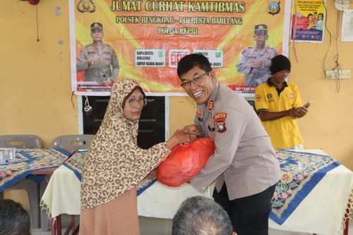 Ringankan Beban Warga, Kapolresta Barelang Salurkan Bantuan Sosial di Bengkong