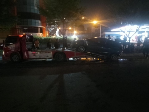 Honda Jazz Ringsek Usai Tabrak Trotoar dan Tiang Lampu di Depan BCS Mall