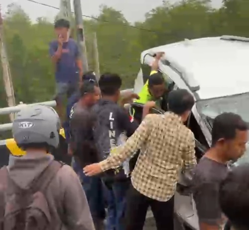 Bus Pengangkut Guru Terbalik di Jembatan Kangboi, Xpander Ringsek