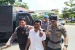 Pegang Kayu Broti, Seorang Sopir Taksi Konvesional Sempat Diamankan Polisi Saat Unjuk Rasa Di Depan 