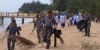 Memberi Contoh Kepada Masyarakat, Pasukan TNI AL Bersihkan Pantai Indah Sergang