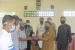 Wakil Bupati Lingga Serahkan Alat Penyemprotan Disinfektan di Kelurahan Dabo Lama dan SD 001 Singkep