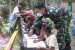 TNI Ajak Anak-Anak Membaca, Mewarnai dan Bermain Game di Kampung Telaga Papua