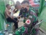 TNI Dengan Sigap Obati Masyarakat Yang Terluka Robek Tangan di Papua