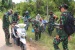 Wujud Bahwa TNI dari Rakyat, Satgas TMMD, Bantu Warga Kampung Teluk Air Kesulitan 